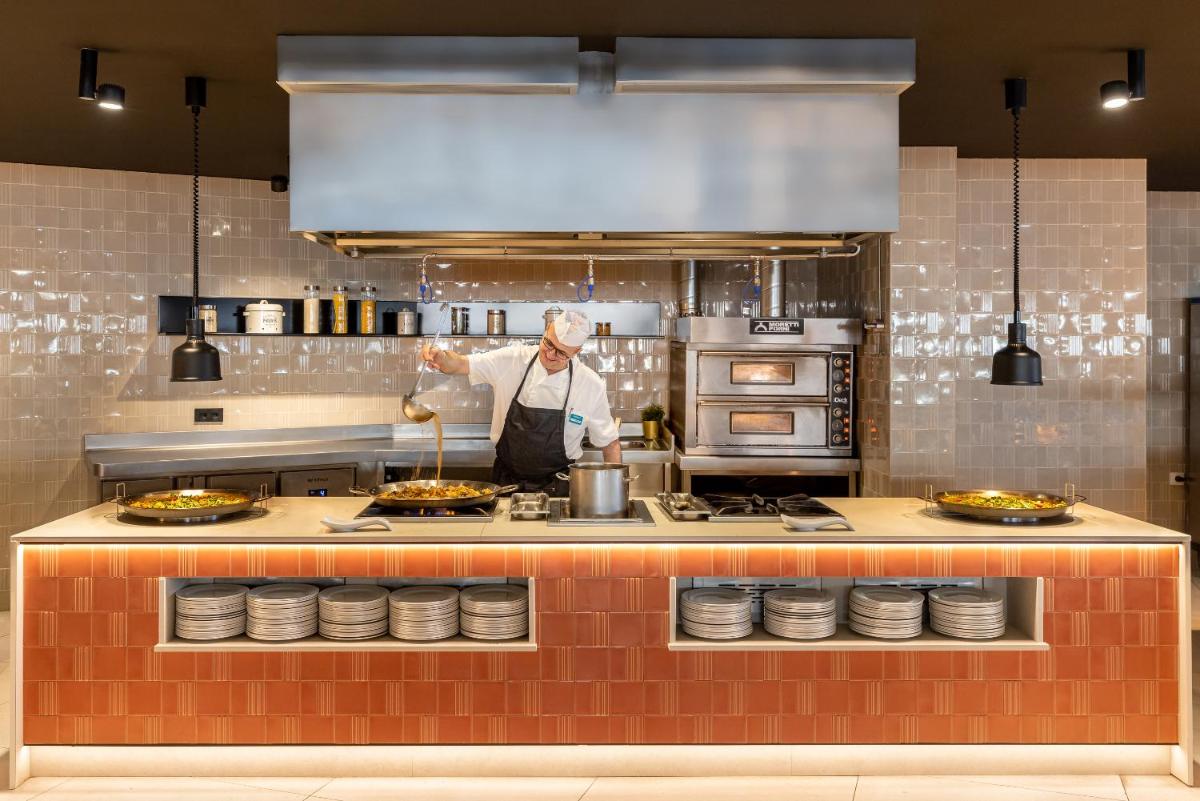 Una cocina o zona de cocina en Golden Bahía de Tossa & Spa 4* Sup.