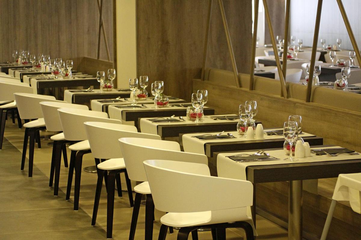 Un restaurante o sitio para comer en BG Tonga Tower