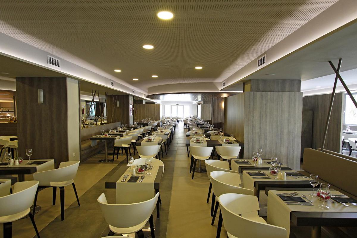 Un restaurante o sitio para comer en BG Tonga Tower
