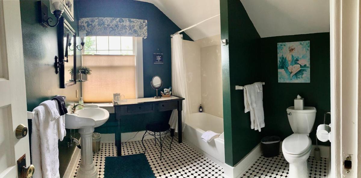 Bayberry Inn B&B and Oregon Wellness Retreat - Housity