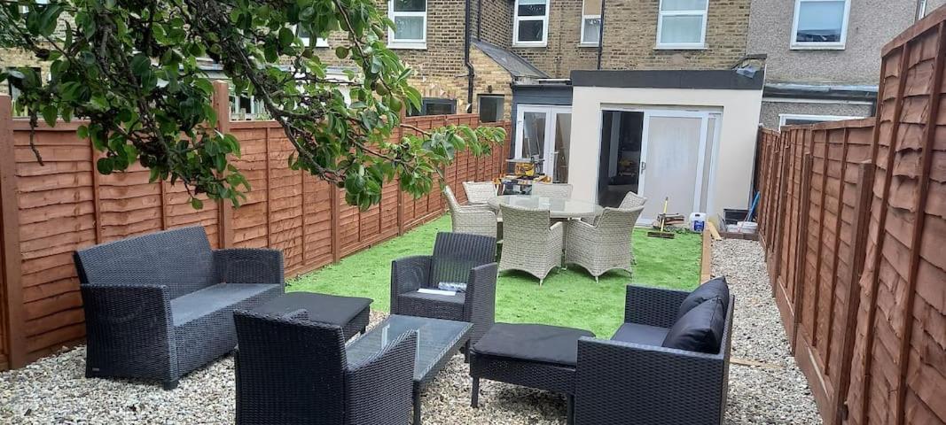 7 Bedroom House, Garden, sleeps 12 - Housity
