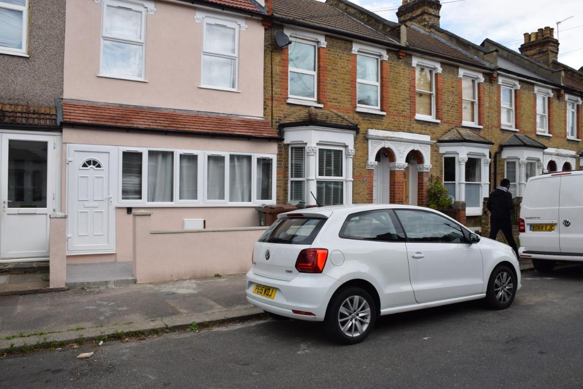 7 Bedroom House, Garden, sleeps 12 - Housity