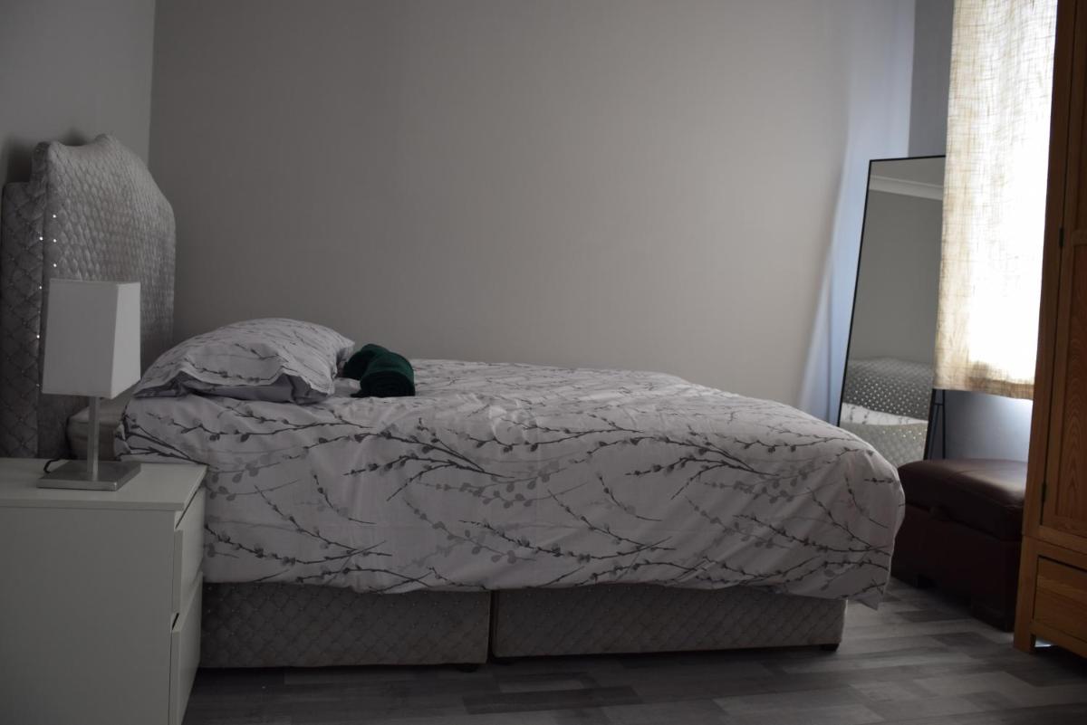 7 Bedroom House, Garden, sleeps 12 - Housity