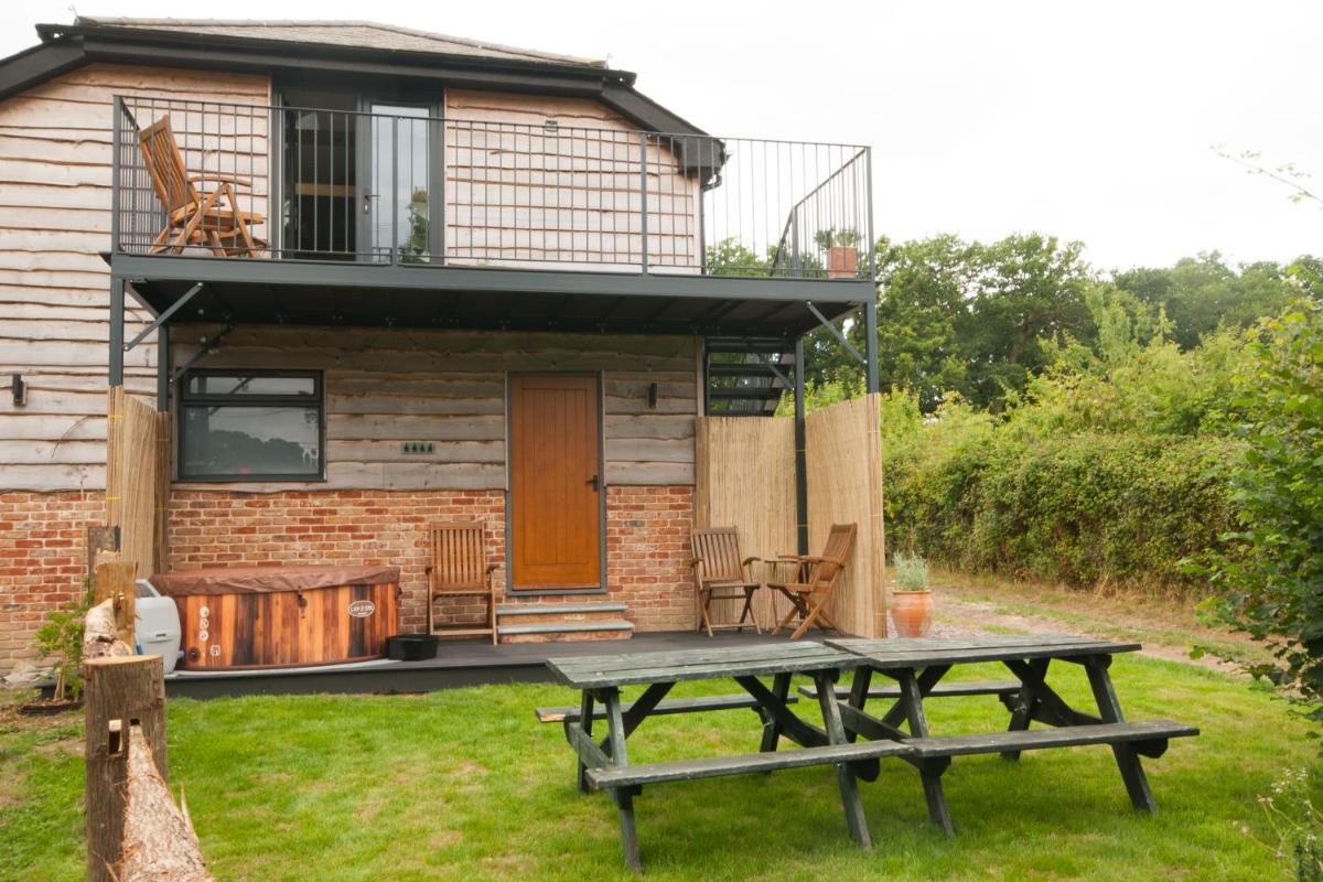 Luxury three bedroom property with hot tub - Housity
