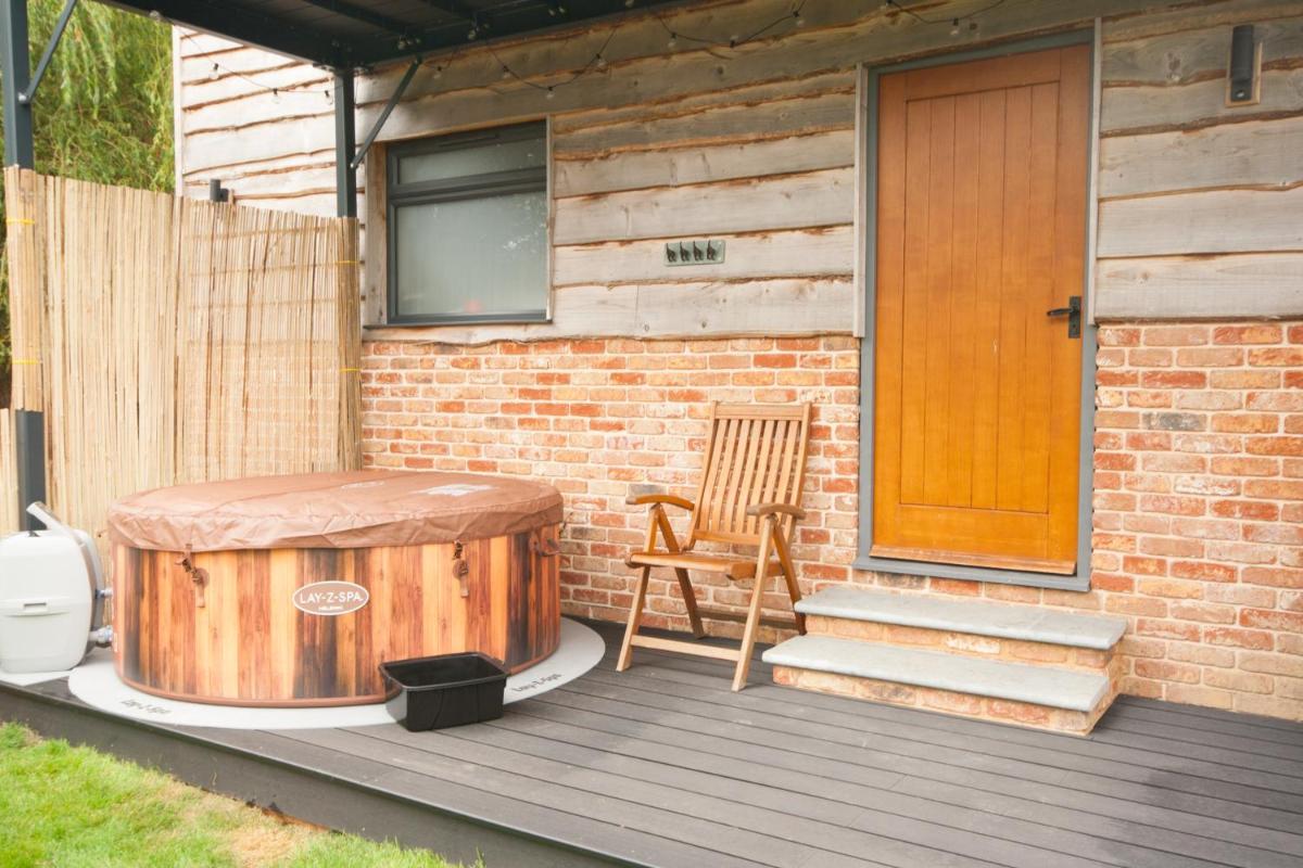 Luxury three bedroom property with hot tub - Housity