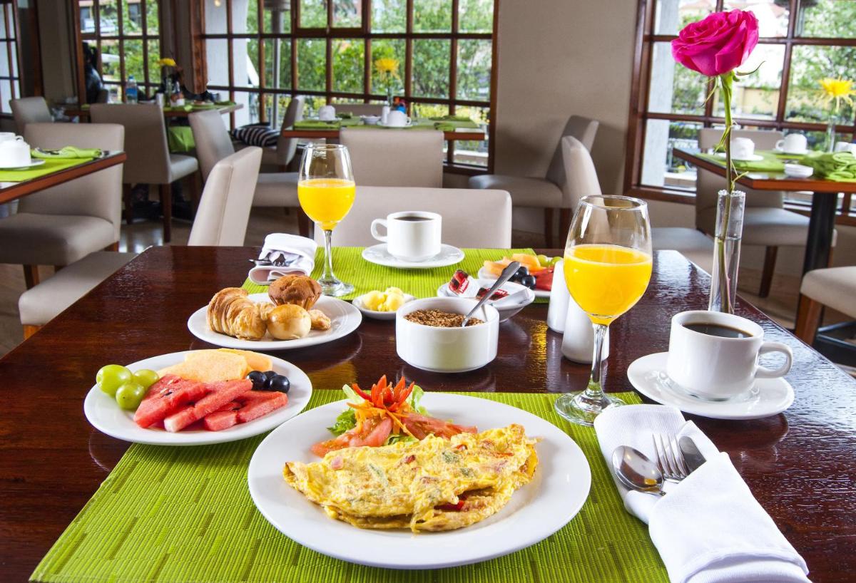 Hotel Reina Isabel - Housity
