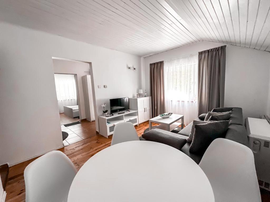 Summer House - Housity