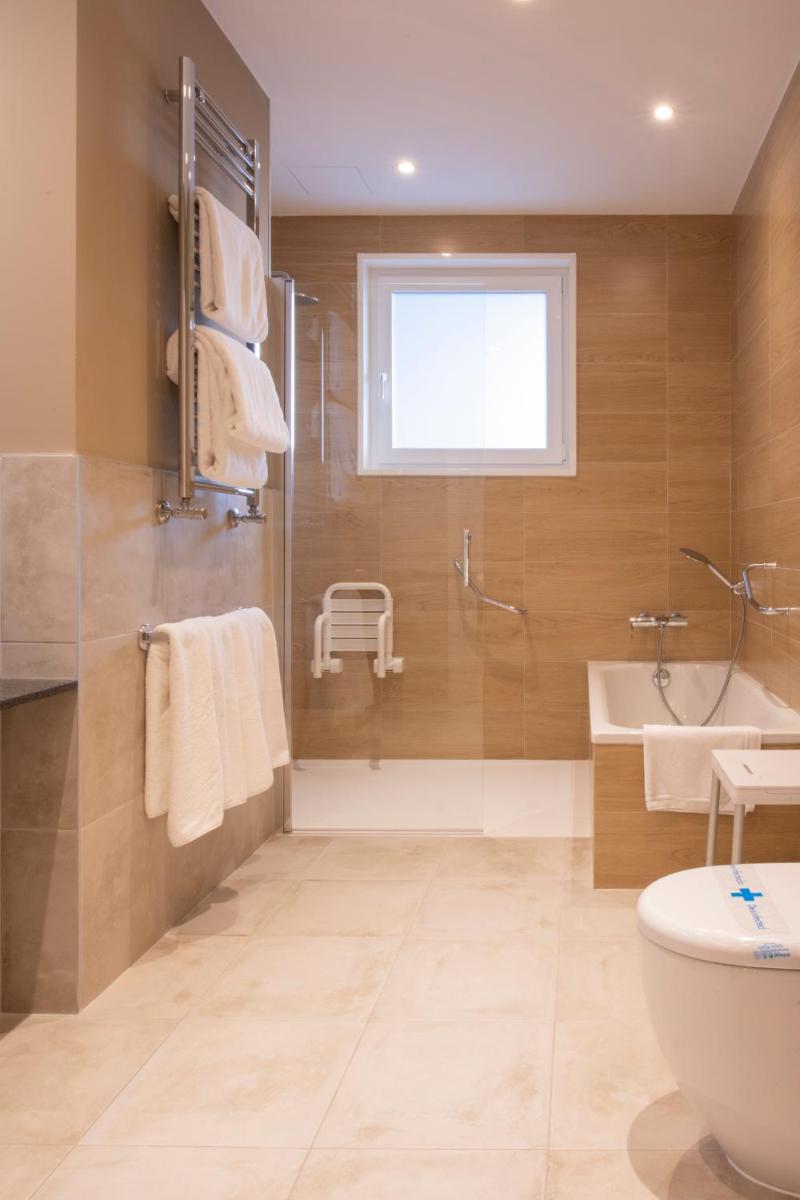 Un baño de Hotel Avenida