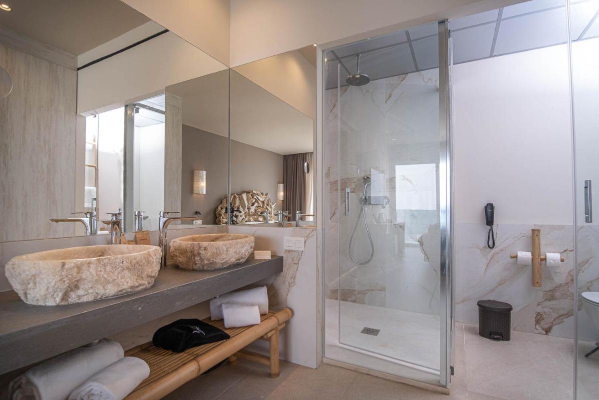 Un baño de Cádiz Bahía by QHotels