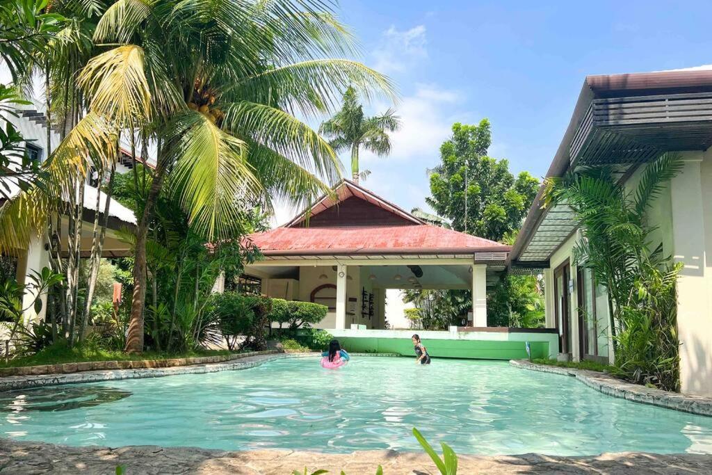 Suitetrails - Elegantly Presented Spacious 3 Bedroom House