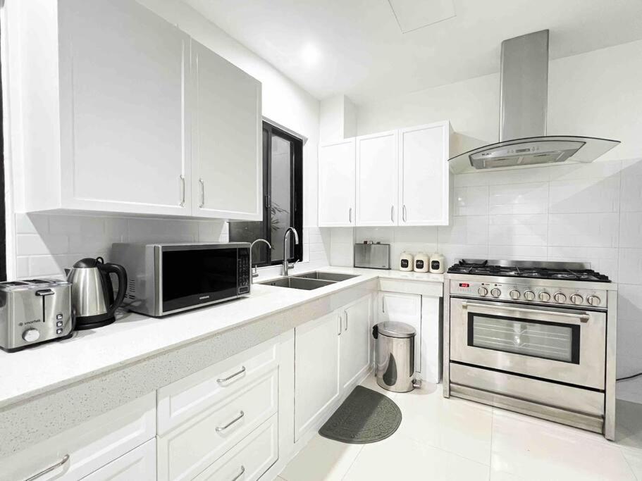 Suitetrails - Elegantly Presented Spacious 3 Bedroom House