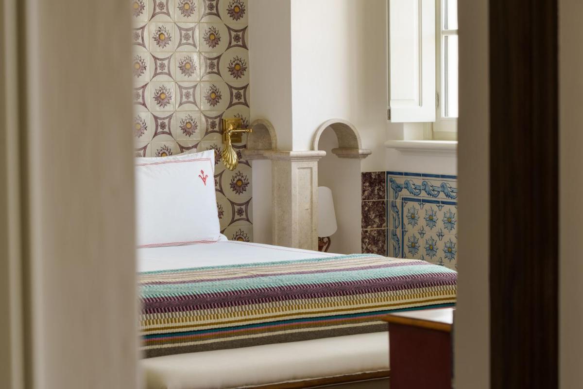Uma cama ou camas num quarto em Vermelho Melides - Relais & Châteaux