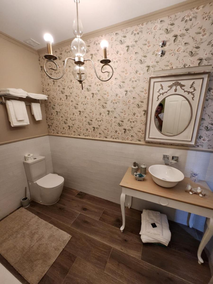 Un baño de Hotel Boutique iulia 5 Estrellas