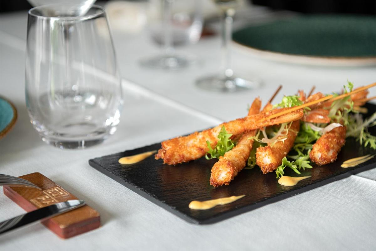 Comida en o cerca de este hotel