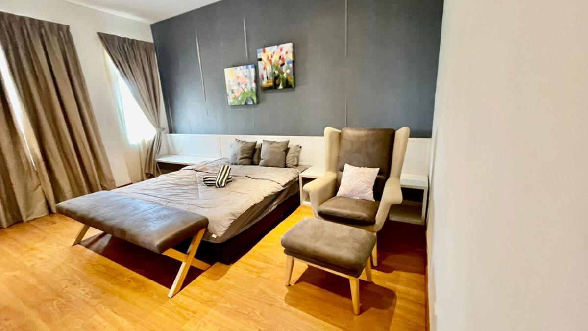 Morib Homestay Near Gold Coast for Big Family and Golfer - Housity
