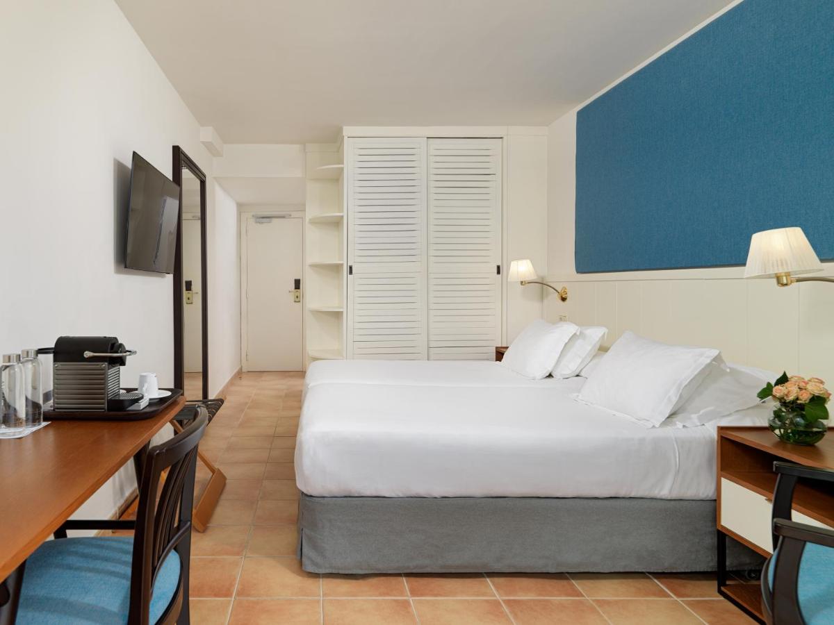 Cama o camas de una habitación en Boutique Hotel H10 Blue Mar - Adults Only