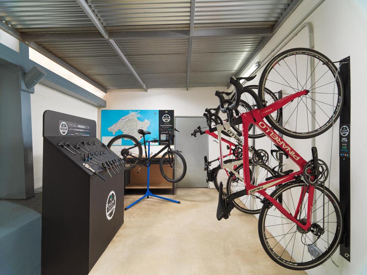 Montar en bicicleta en Boutique Hotel H10 Blue Mar - Adults Only o alrededores