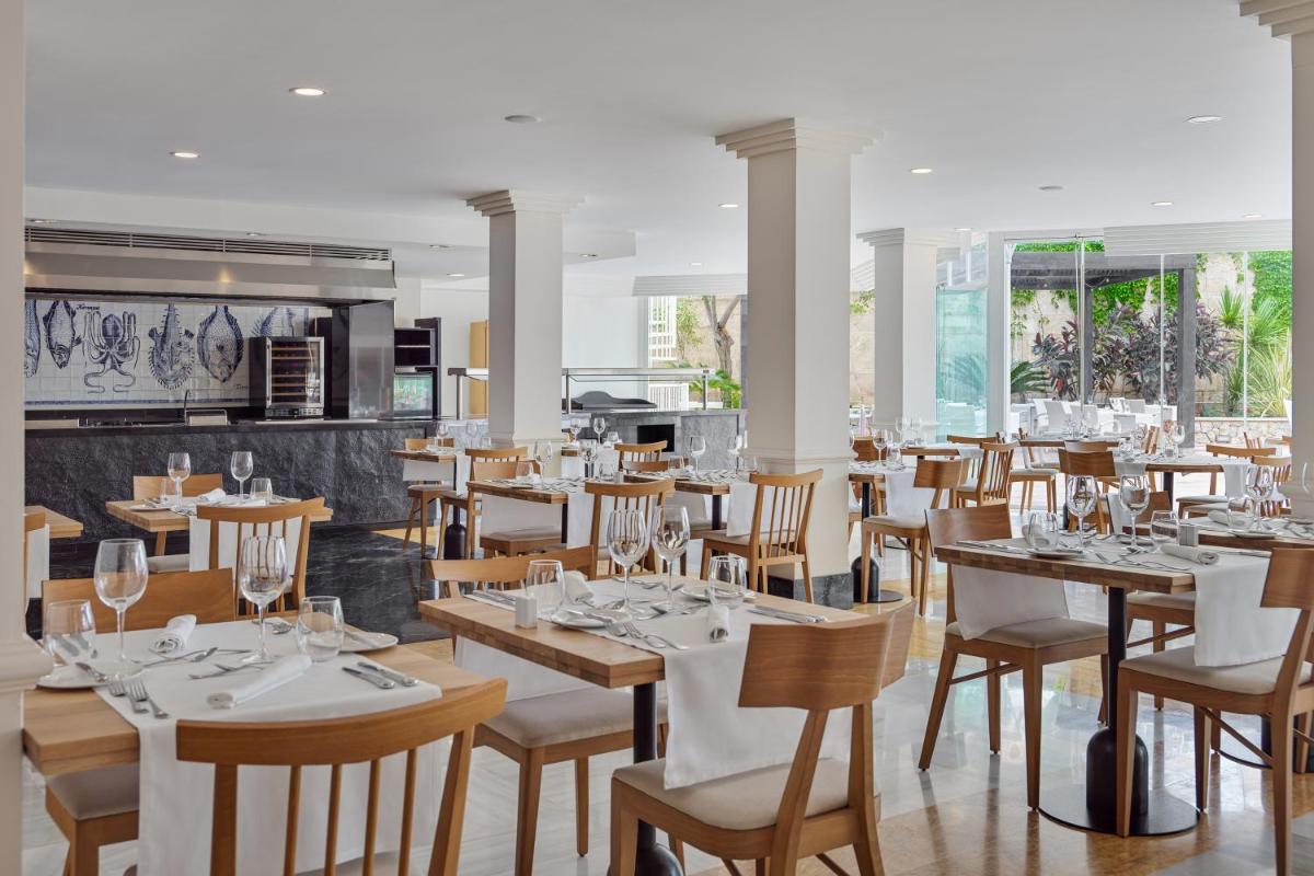 Un restaurante o sitio para comer en Boutique Hotel H10 Blue Mar - Adults Only