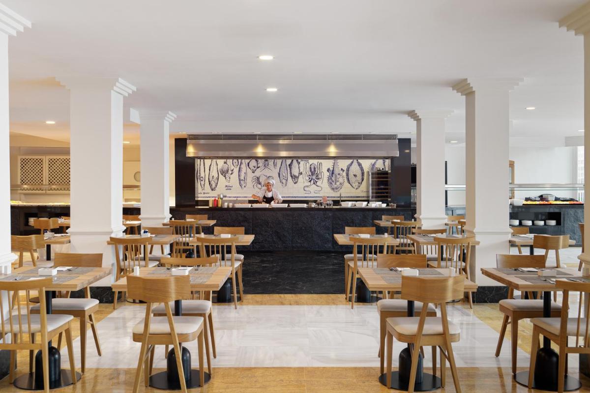 Un restaurante o sitio para comer en Boutique Hotel H10 Blue Mar - Adults Only