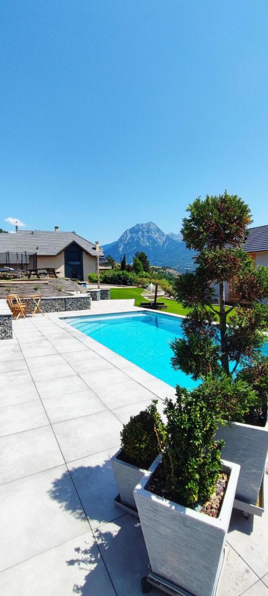 Suitetrails - chambre 2 vue lac av piscine
