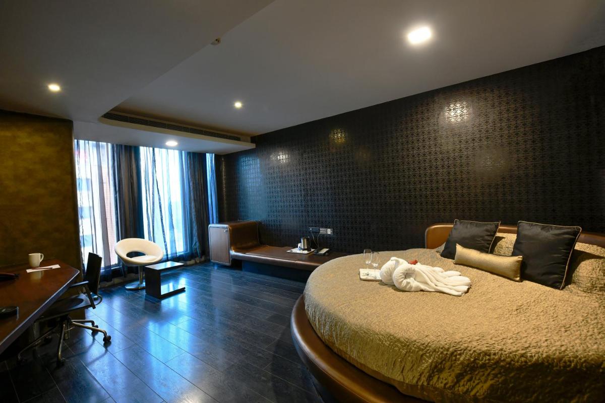 Premier Tamanna Hotel - Housity