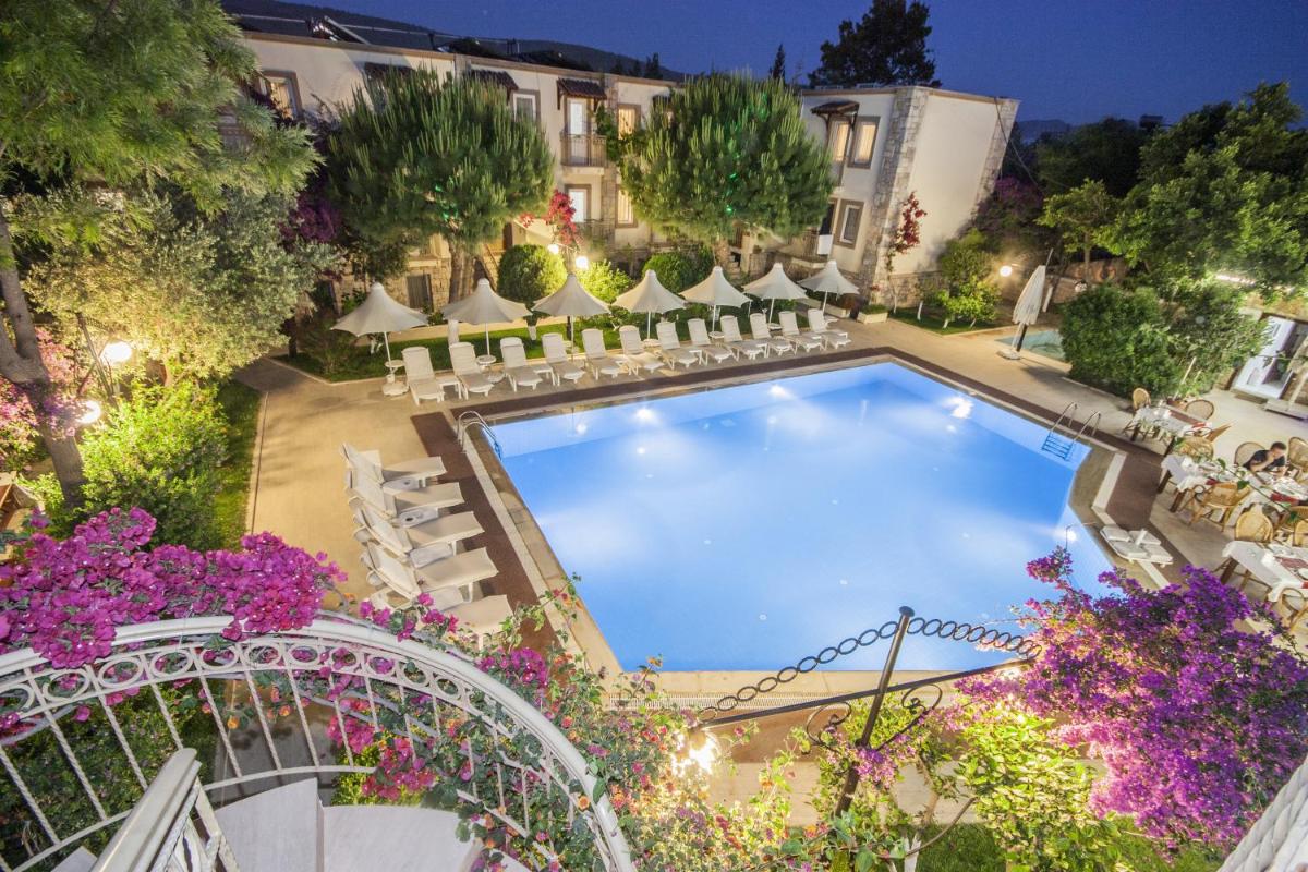 Moonshine Hotel & Suites - Housity
