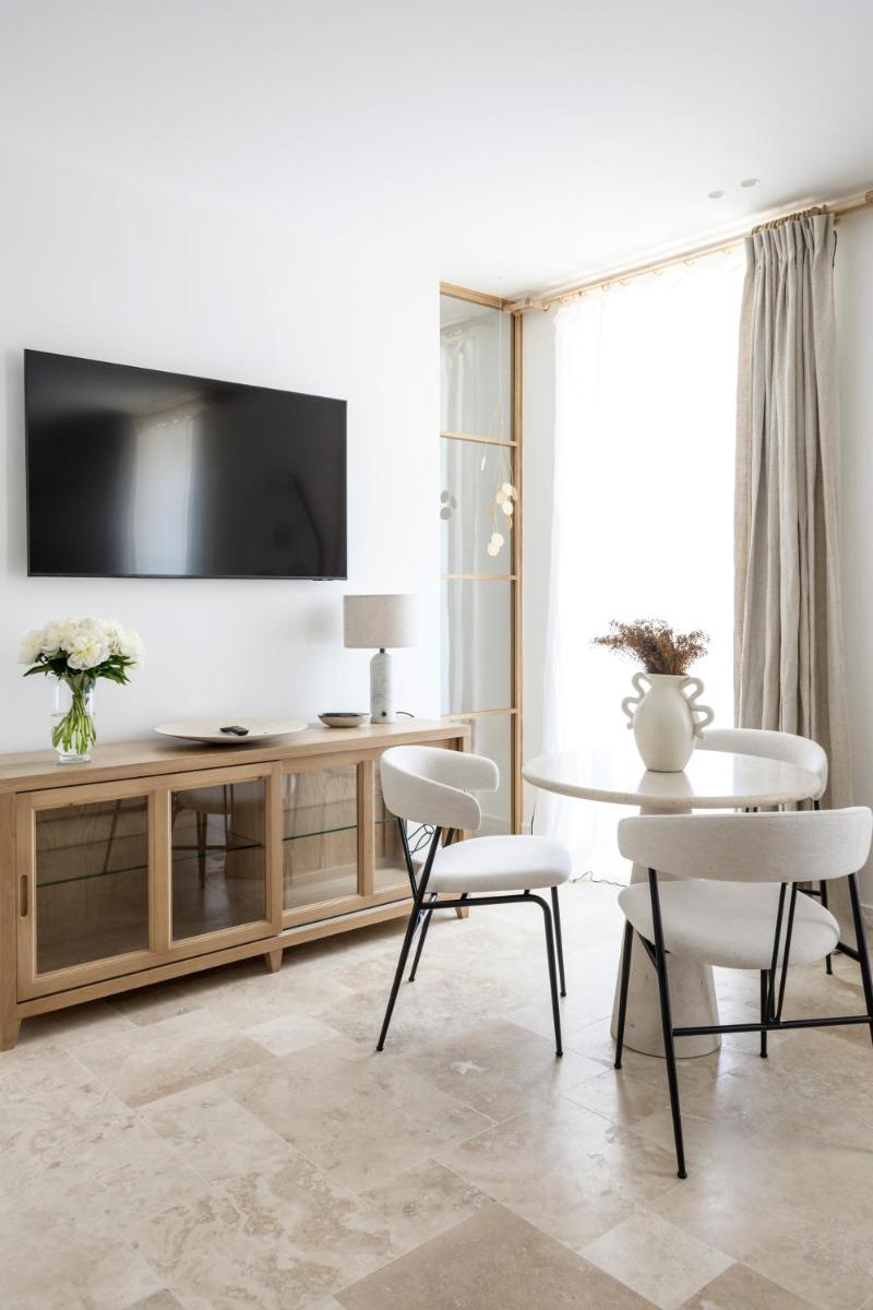Télévision ou salle de divertissement dans l'établissement Le Couvent des Minimes, un Hôtel & Spa L'Occitane en Provence