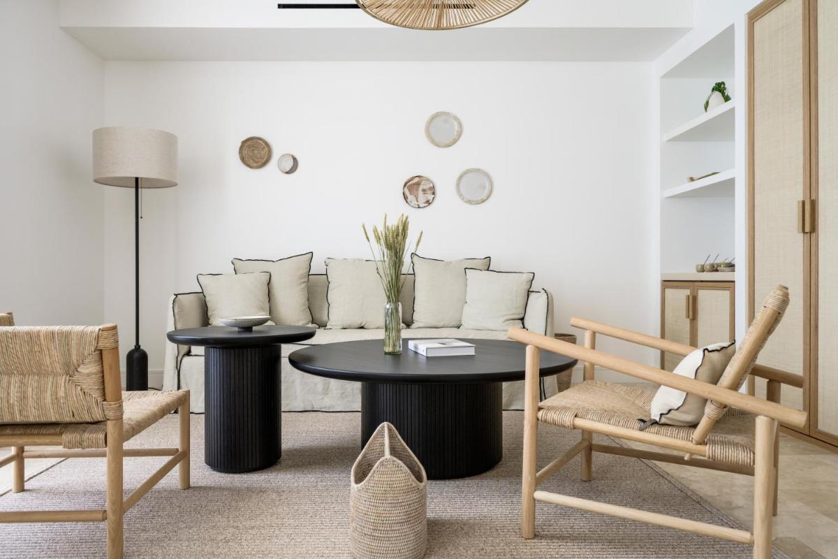 Coin salon dans l'établissement Le Couvent des Minimes, un Hôtel & Spa L'Occitane en Provence