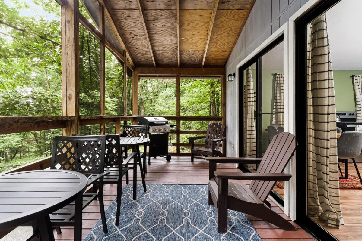 Sunny Cabin w Hot Tub, Grill, Porch, FirePit, WiFi - Housity