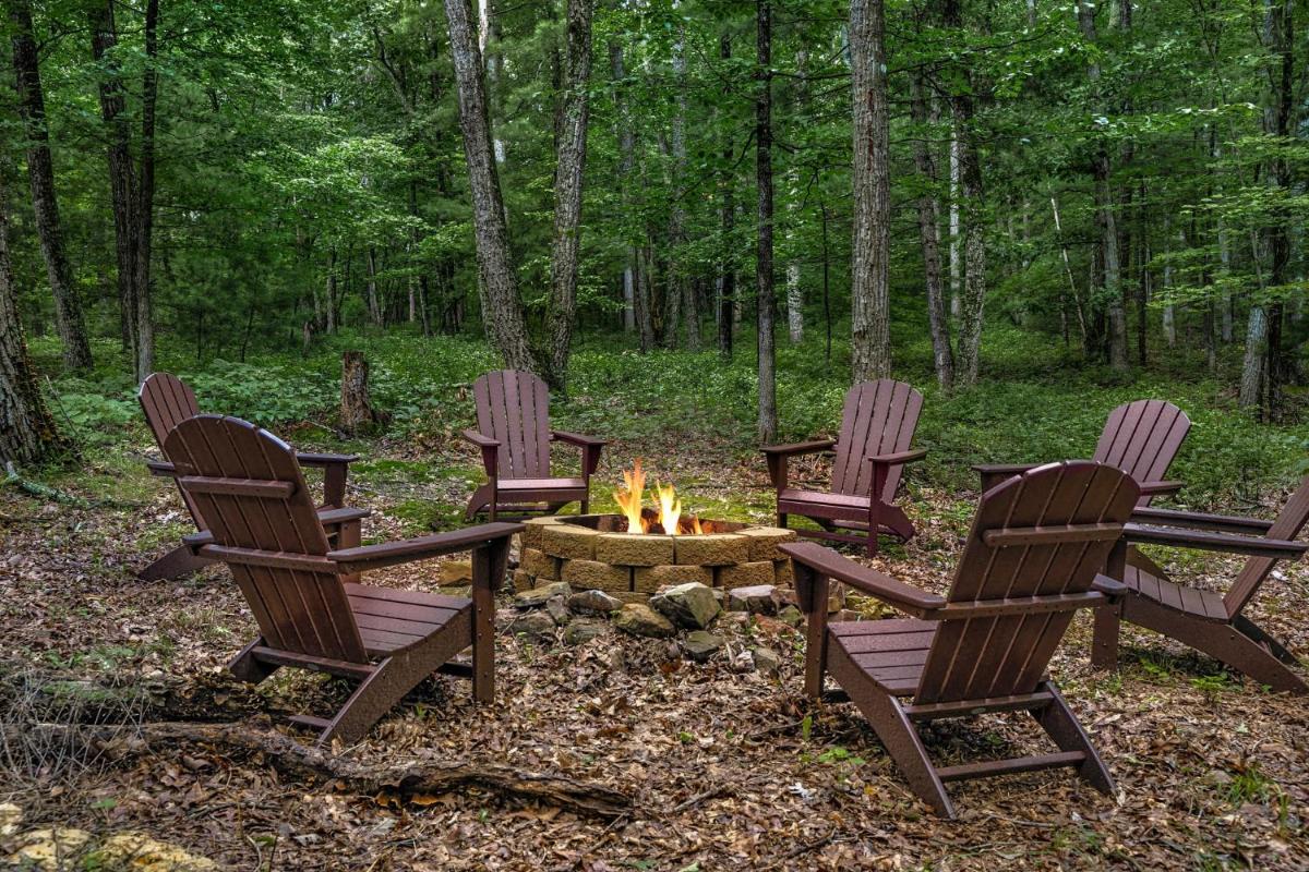 Sunny Cabin w Hot Tub, Grill, Porch, FirePit, WiFi - Housity