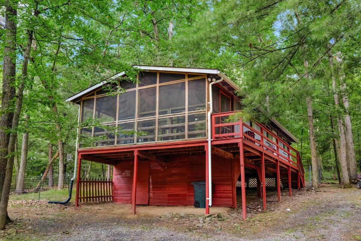 Sunny Cabin w Hot Tub, Grill, Porch, FirePit, WiFi - Housity
