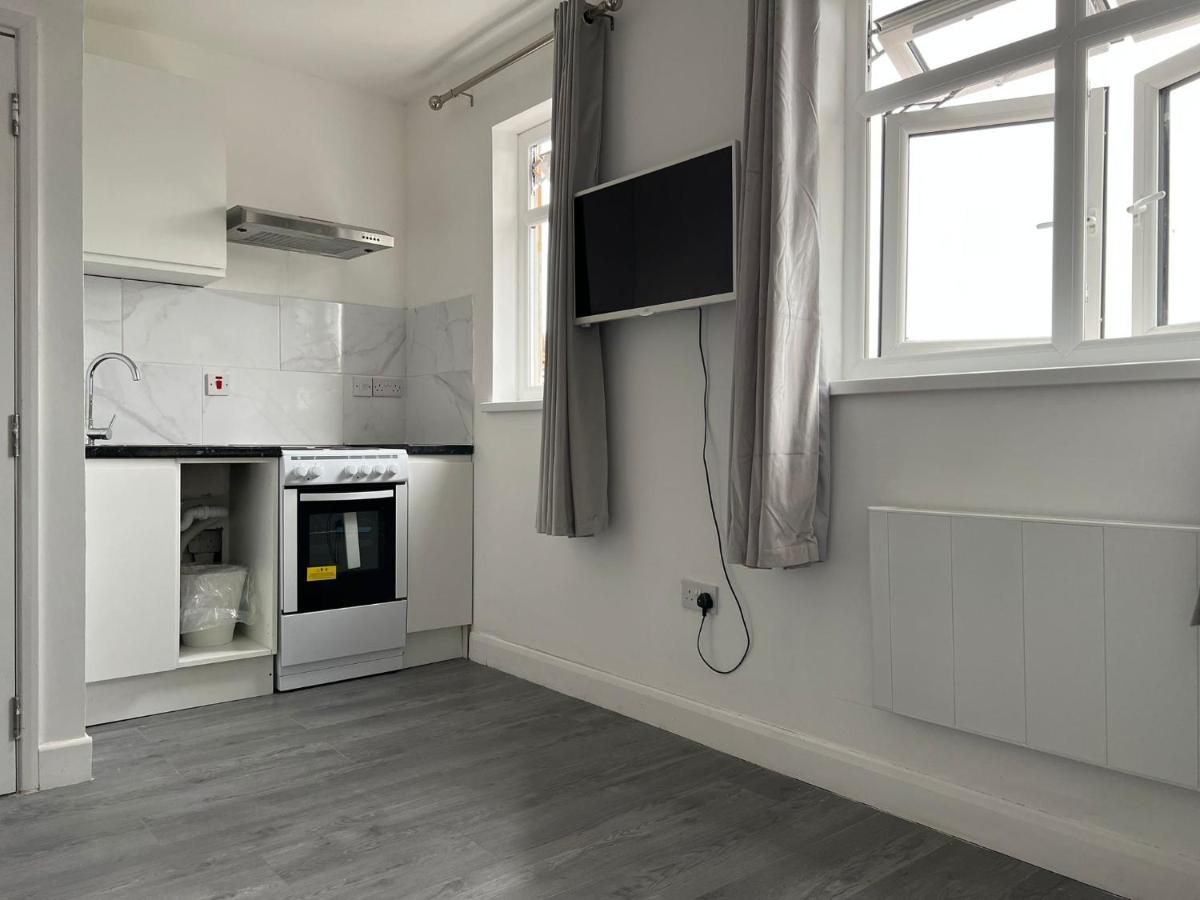 Remarkable 1-Bed Studio Apartment in Redbridge - Housity