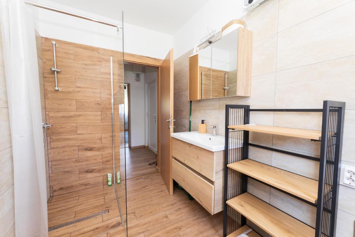 Lynx and Fox Self check-in Free parking apartment - Housity