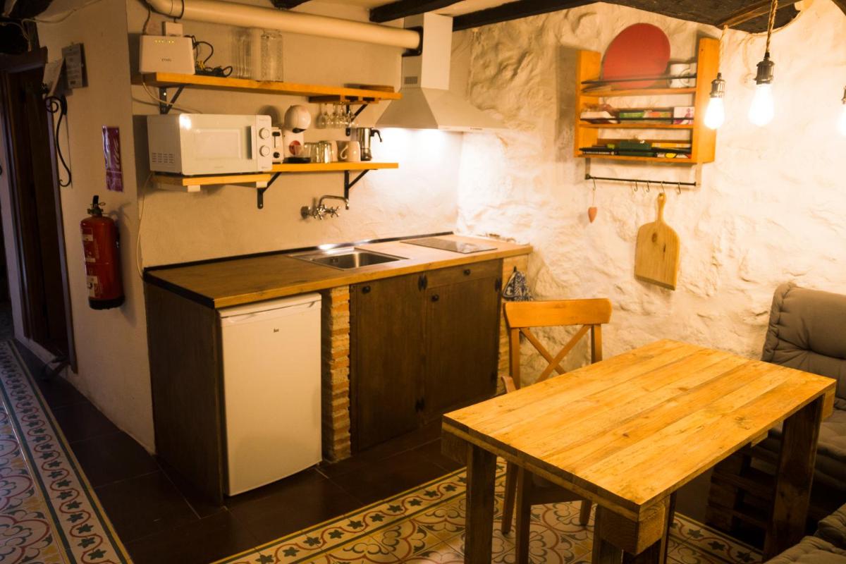 HERVÀS Y VUELVES ( la casita de la piedra ) - Housity