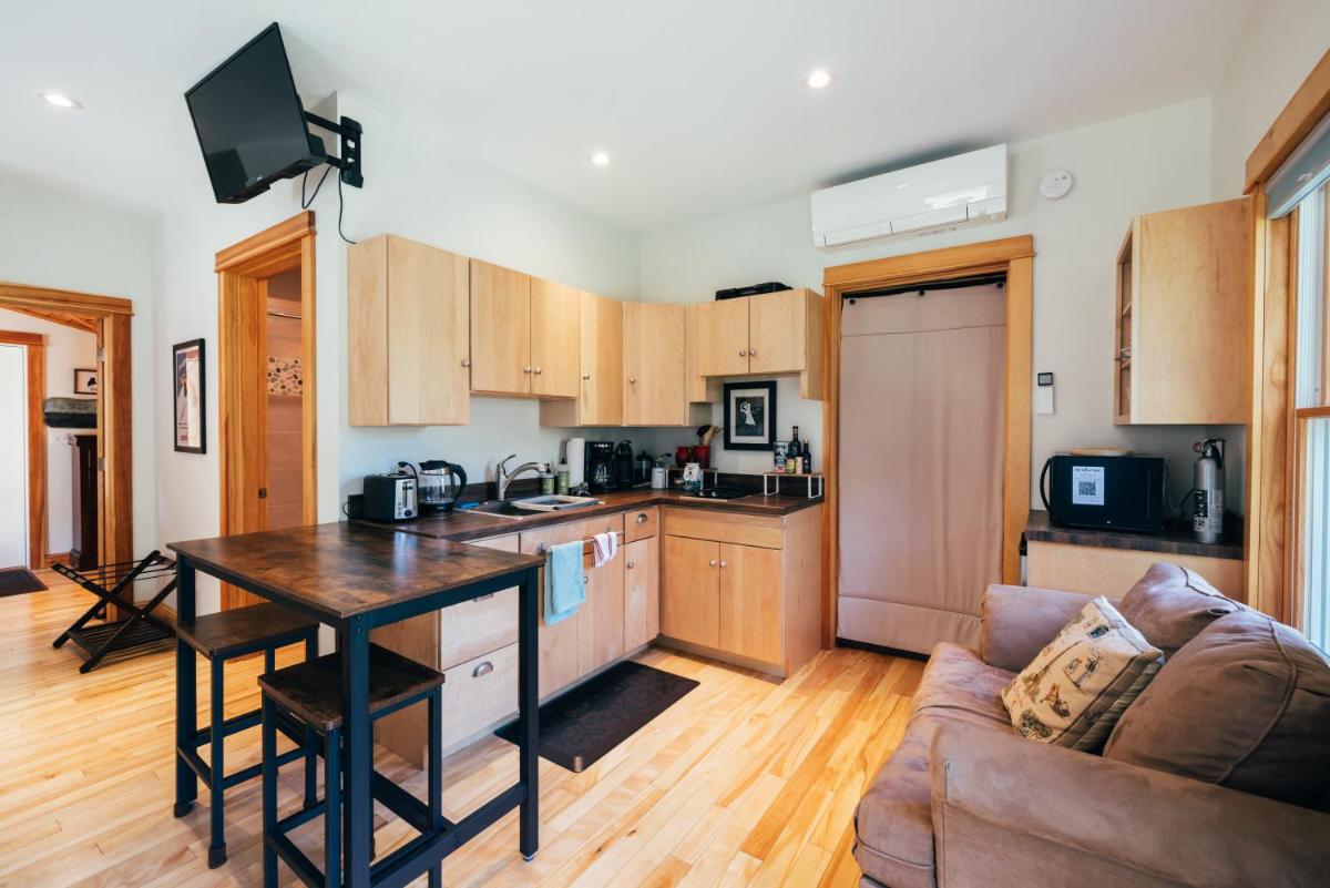 Suitetrails - Waterfront Private Apartment, 5 minutes from LLBean!