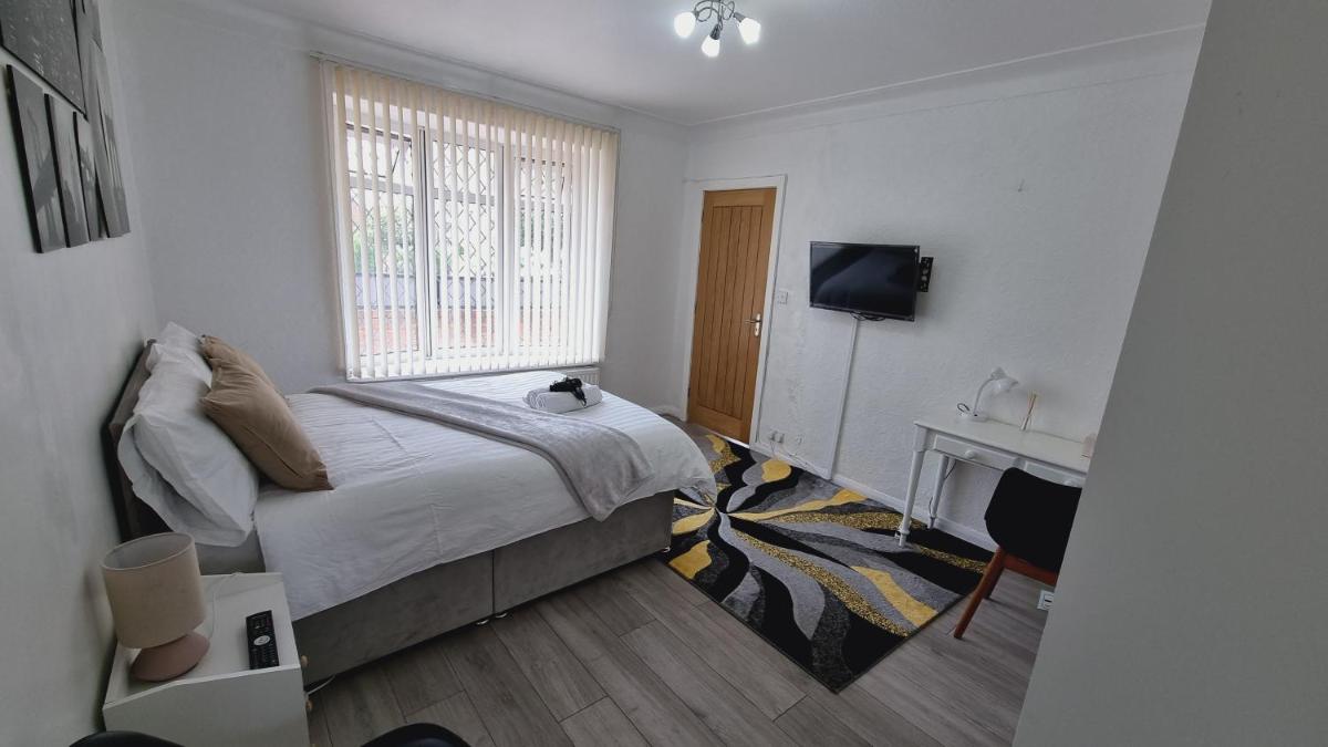 Deluxe Double bedroom with private bathroom, parking and WiFi - Housity