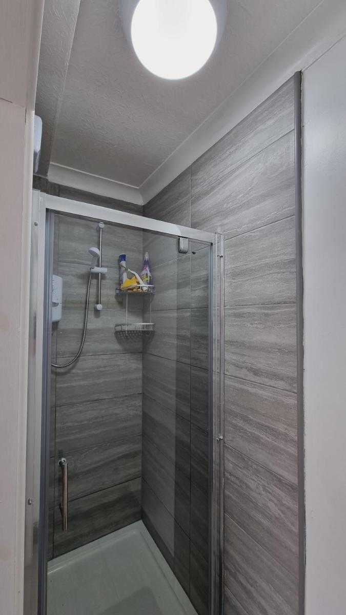 Deluxe Double bedroom with private bathroom, parking and WiFi - Housity
