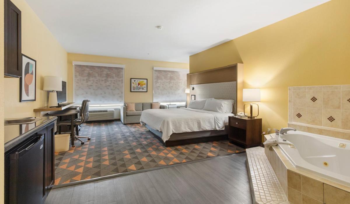 Holiday Inn Hotel & Suites Waco Northwest, an IHG Hotel - Housity