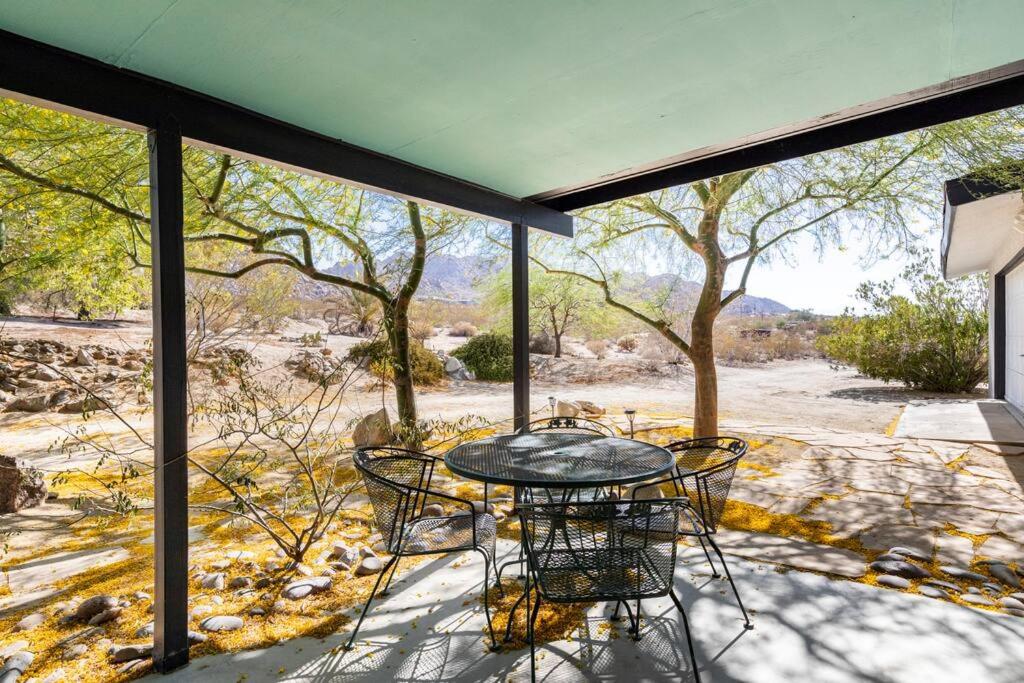 The Outpost Joshua Tree: Hot Tub, GameRoom, JTNP - Housity