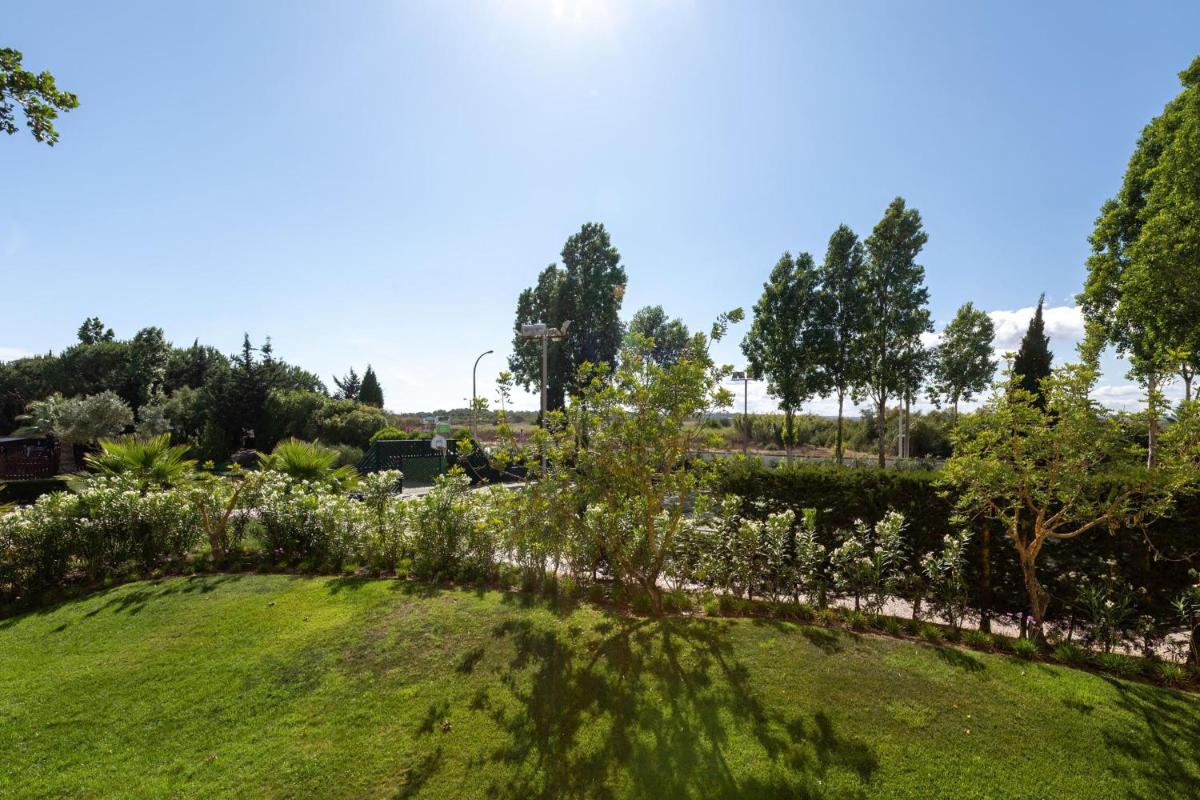 Um jardim no exterior de Domes Lake Algarve, Autograph Collection