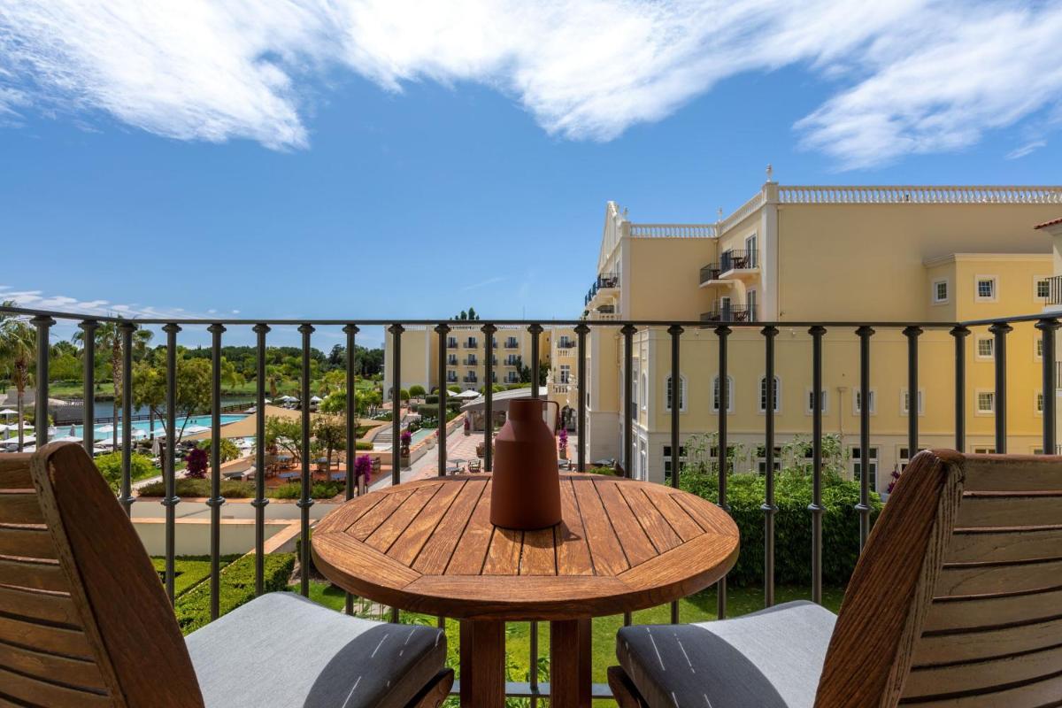 Uma varanda ou terraço em Domes Lake Algarve, Autograph Collection