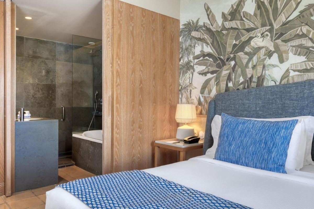Uma cama ou camas num quarto em Domes Lake Algarve, Autograph Collection