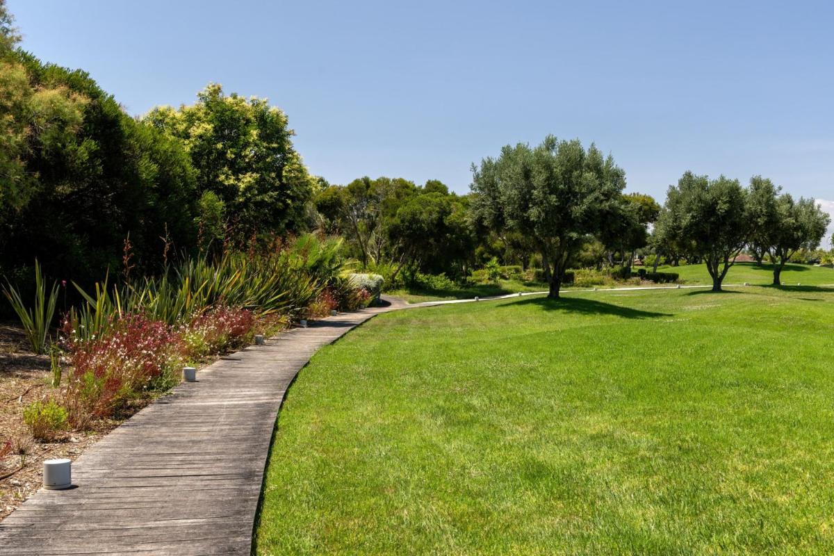 Um jardim no exterior de Domes Lake Algarve, Autograph Collection