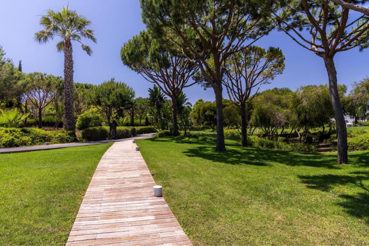 Um jardim no exterior de Domes Lake Algarve, Autograph Collection