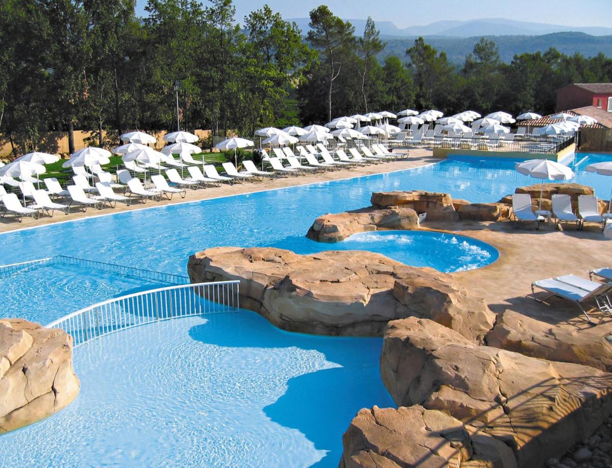 Piscine de l'établissement Lagrange Vacances Domaine de Fayence ou située à proximité