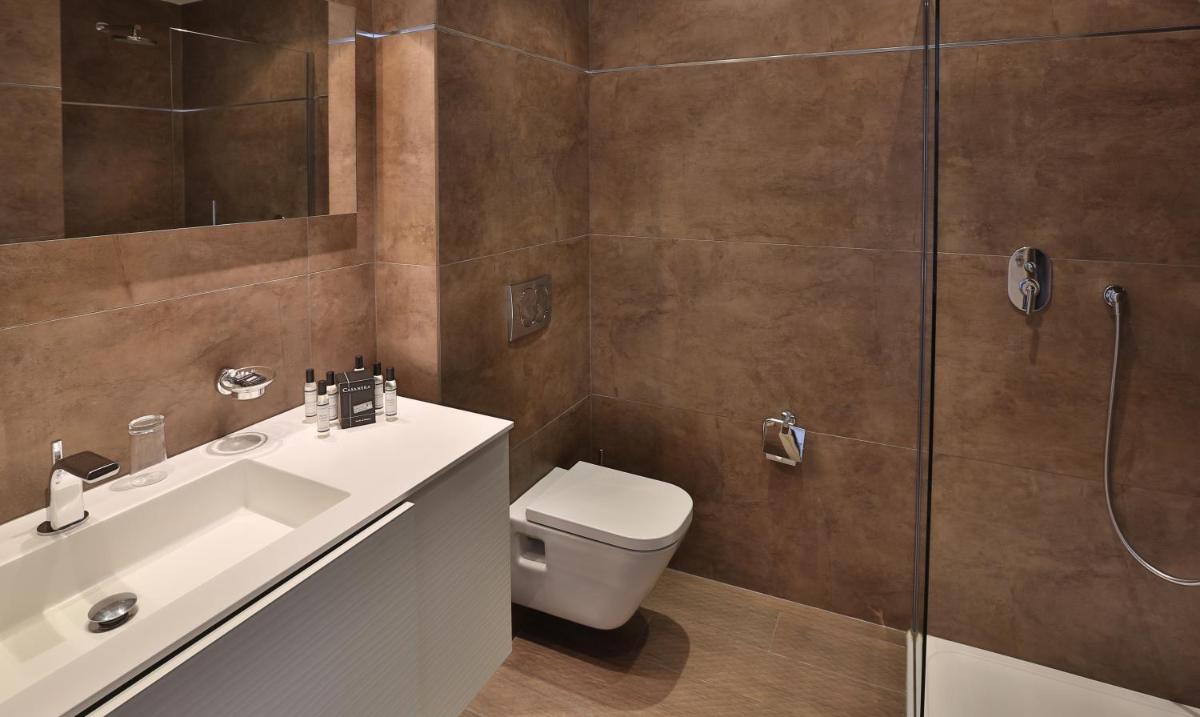 Salle de bains dans l'établissement Le Pinarello