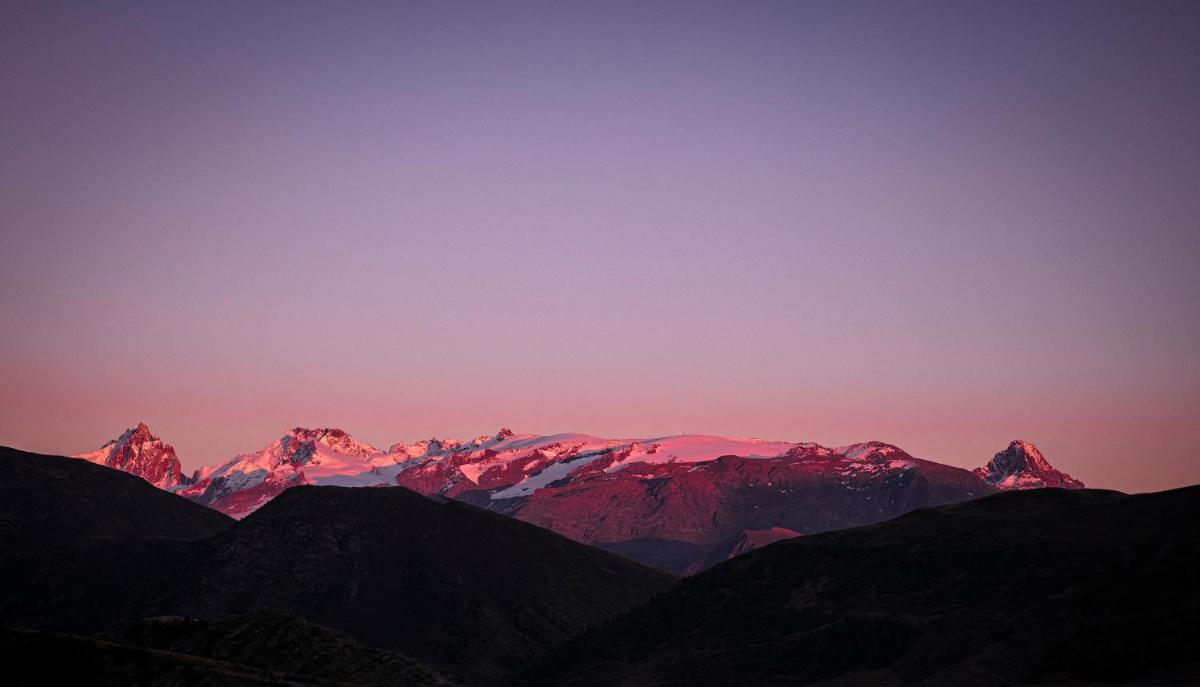 Vue générale sur la montagne ou vue sur la montagne depuis l'hôtel