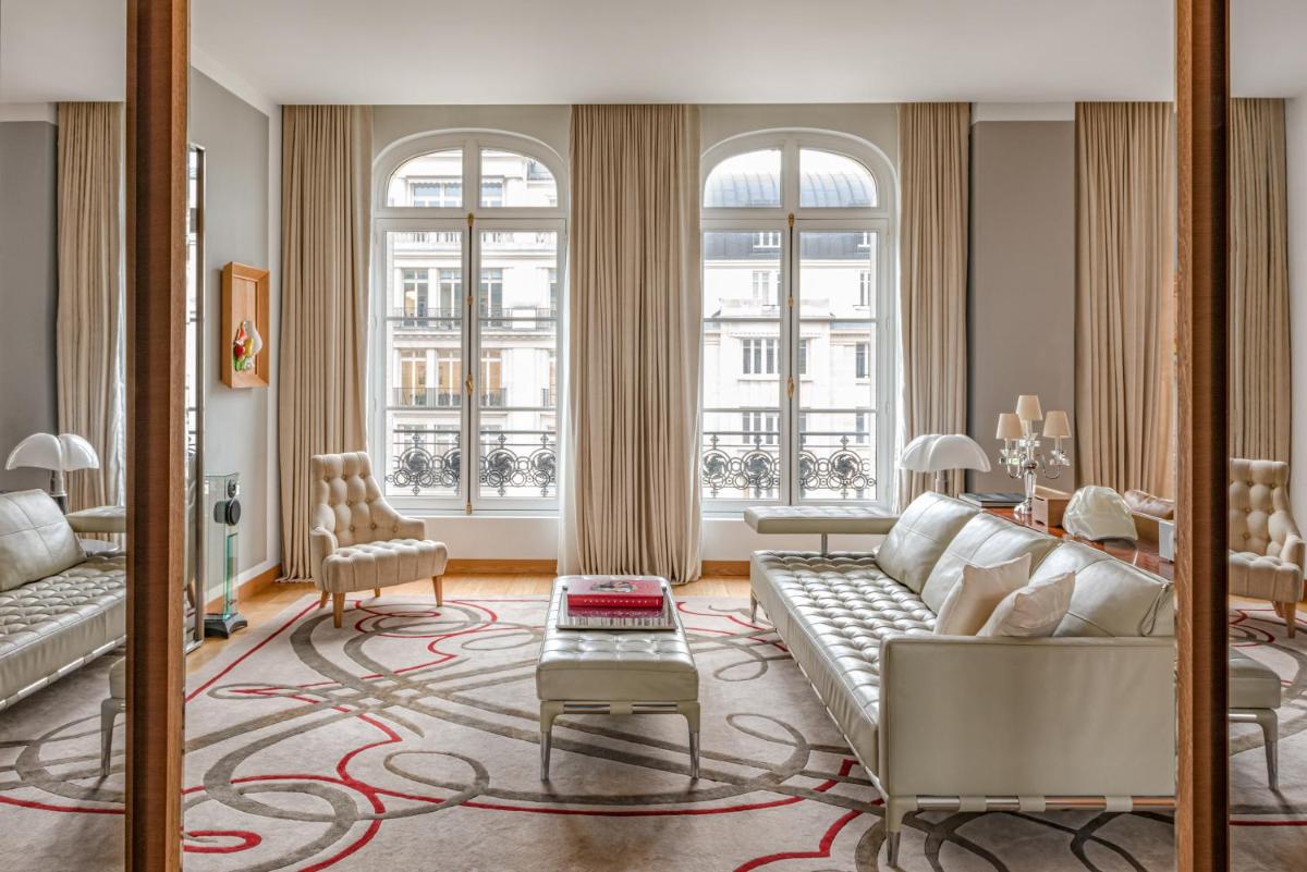 Coin salon dans l'établissement Hôtel Le Royal Monceau Raffles Paris