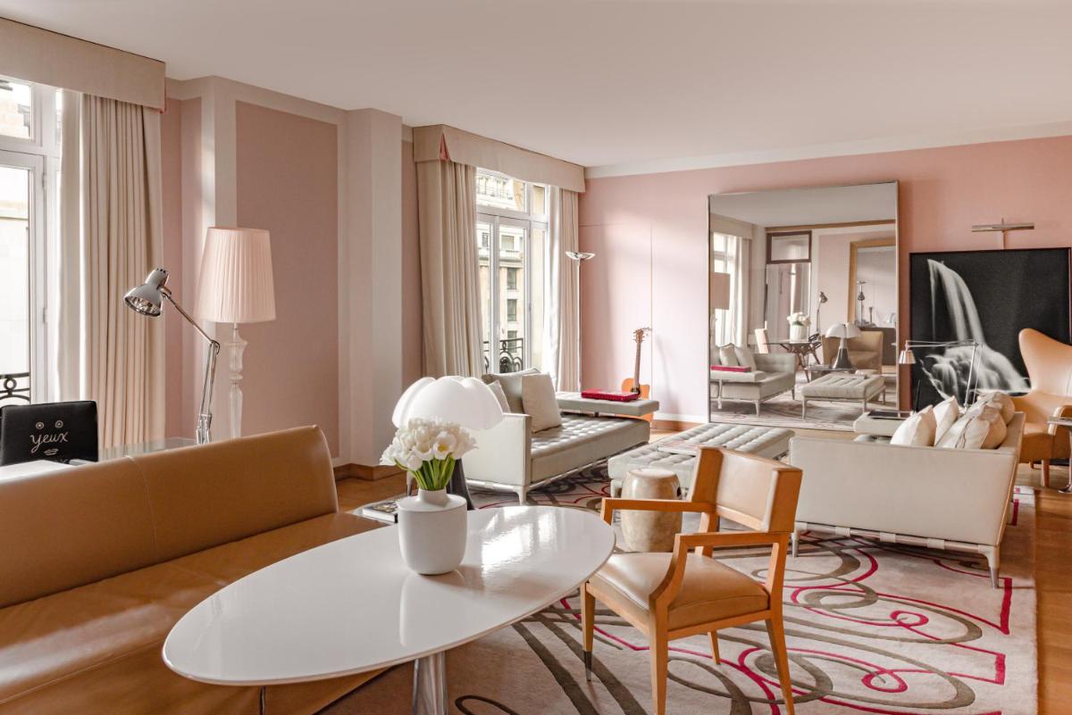 Coin salon dans l'établissement Hôtel Le Royal Monceau Raffles Paris
