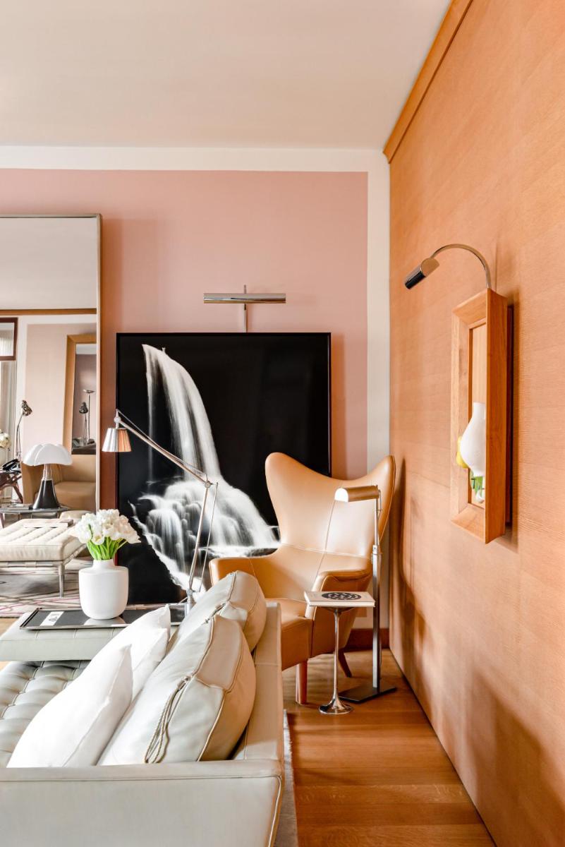 Télévision ou salle de divertissement dans l'établissement Hôtel Le Royal Monceau Raffles Paris